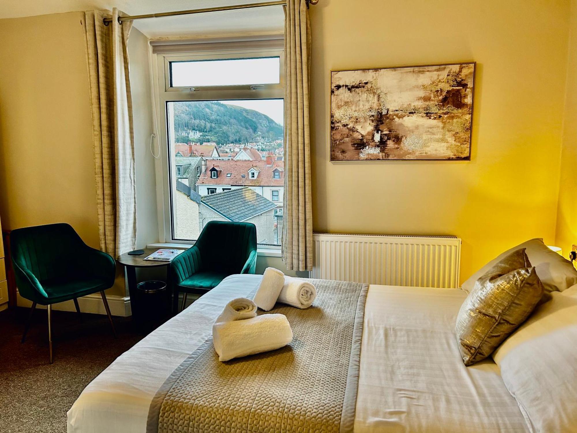 Hotel No5, Beachfront With Free Private Car Park 랜디드노 외부 사진