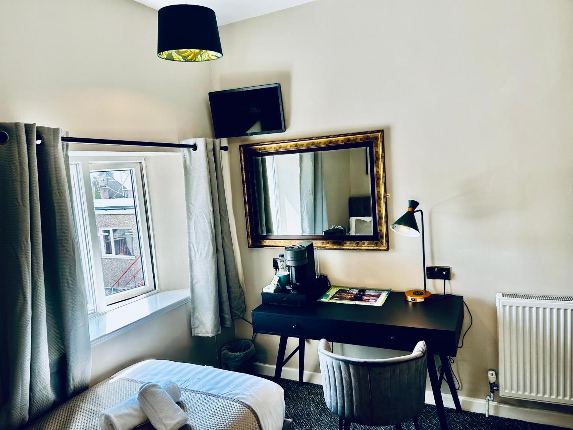 Hotel No5, Beachfront With Free Private Car Park 랜디드노 외부 사진