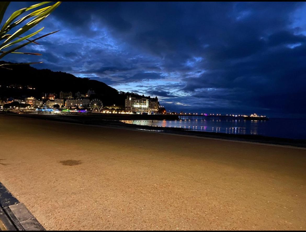 Hotel No5, Beachfront With Free Private Car Park 랜디드노 외부 사진