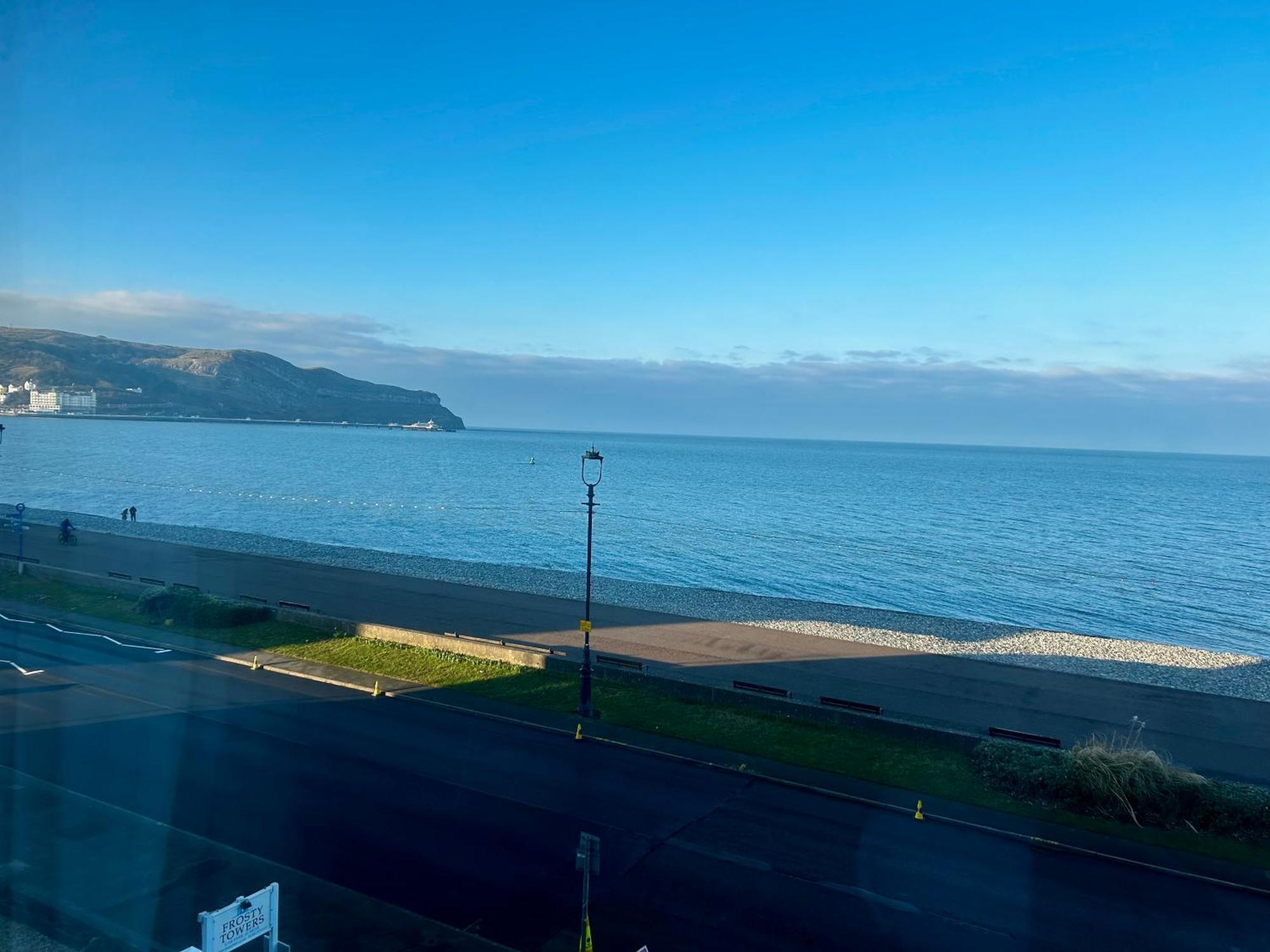 Hotel No5, Beachfront With Free Private Car Park 랜디드노 외부 사진